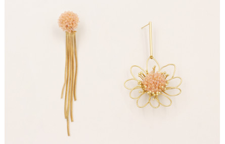 Pendientes asimetricos con flor alambre dorado mat