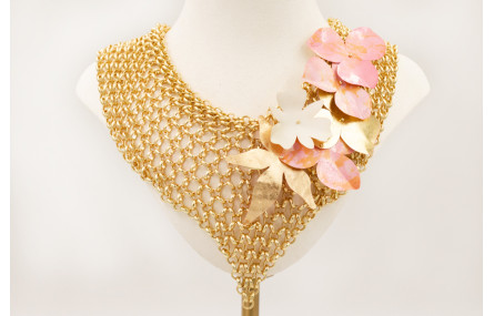  Collar malla en pico dorado mate con flores de le