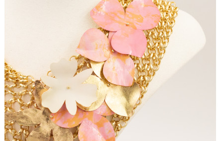 Collar malla en pico dorado mate con flores de le