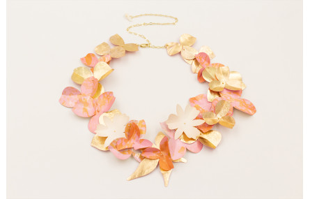 Collar de flores de lentejuelas rosas y doradas.