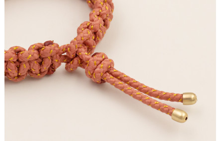 Pulsera cordón rosa palo con hilo dorado con nudo 