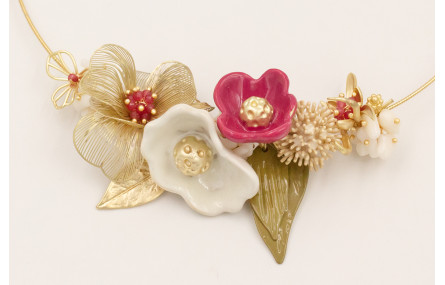 Collar rigido con flores acampanadas blanca, framb
