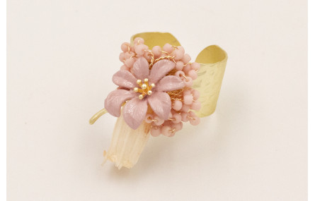 Anillo con ramillete abalorios rosa palo, campanil