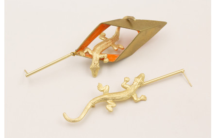 Pendientes perno listón dorado mate con rombo bise