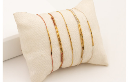 Pulsera hilo metalico plateado con tubo curvado de