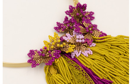 Collar rigido con flecos de abalorio color pistach