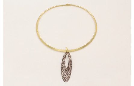 Collar lámina rigida dorada mate con colgante oval