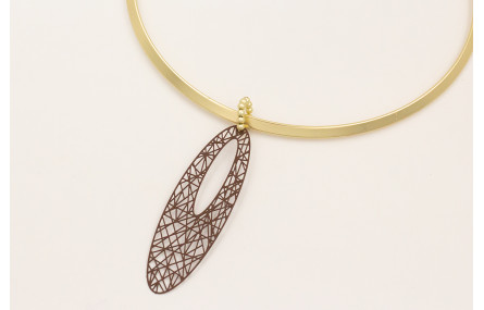 Collar lámina rigida dorada mate con colgante oval