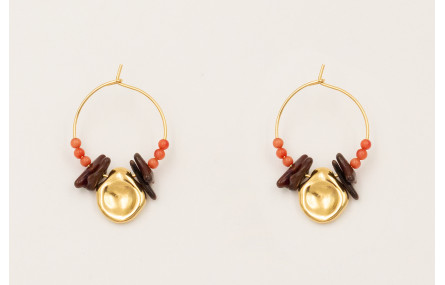 Pendiente aro con chips corales marrones, bolitas 