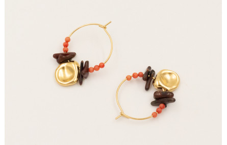 Pendiente aro con chips corales marrones, bolitas 