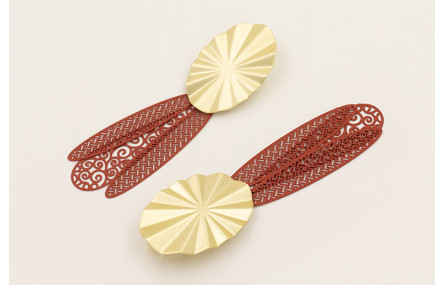 Pendientes perno ovalo estriado dorado mate con co