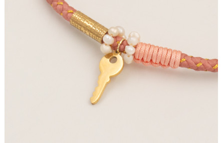 Pulsera cordón hilo dorado color rosa palo con ari