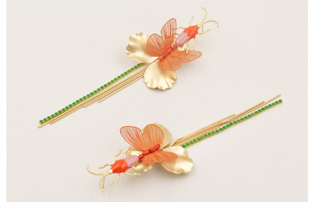 Pendientes perno escarabajo teja y morado con flor