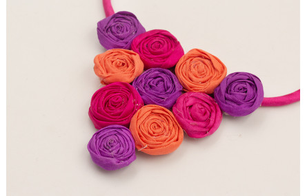 Collar seda natural rellena fucsia con flores de s