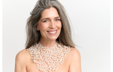 Collar babero ramas perlas cosidas entre ellas.