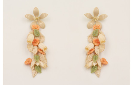 Pendientes perno flor esmaltada beige con rama hoj