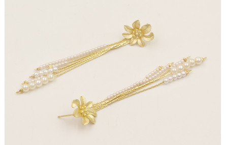 Pendientes perno flor dorada mate con fleco cadena