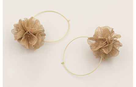 Pendientes aro grande dorado mate con flores 6 pét