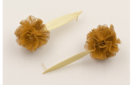 Pendientes perno hoja alargada dorada mate con flo