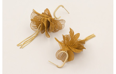 Pendientes flores moldeables mostaza con perno sem