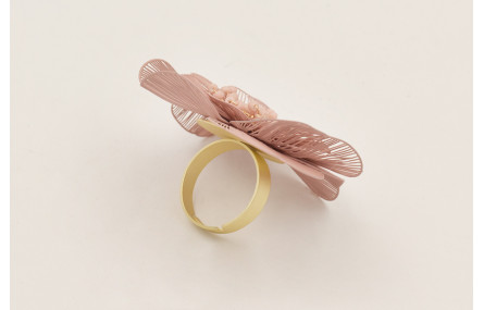Anillo flor 6 pétalos rosa palo con burruño de ram