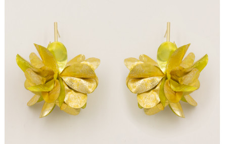Pendientes perno pivote dorado mate con flor lente