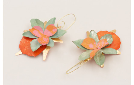 Pendiente gancho dorado con flores de lentejuelas