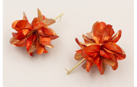 Pendientes perno pivote dorado mate con flor lente