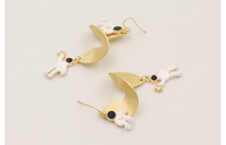 Pendientes pieza circular rizada dorada mate con a