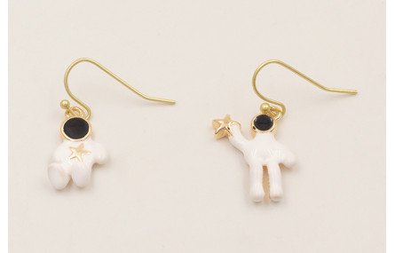 Pendientes astronautas estrella en la mano y estre