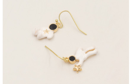 Pendientes astronautas estrella en la mano y estre