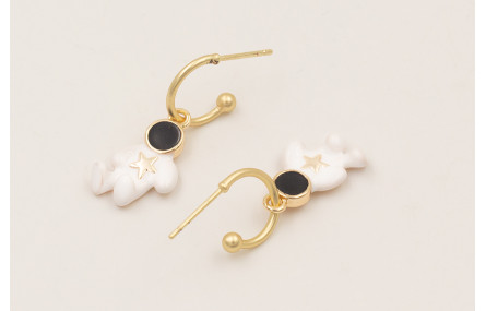 Pendientes semicirculo dorado mate con astronauta