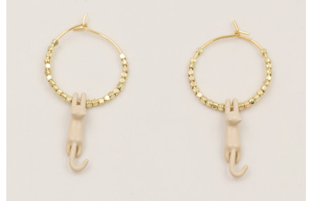 Pendientes gato esmaltado beige con microcubos dor