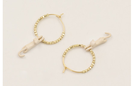 Pendientes gato esmaltado beige con microcubos dor