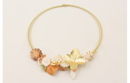 Collar lámina rígida dorada mate con flores de nac