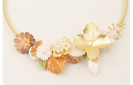 Collar lámina rígida dorada mate con flores de nac