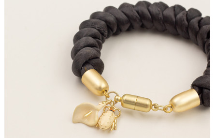 Pulsera seda natural rellena color gris oscuro con