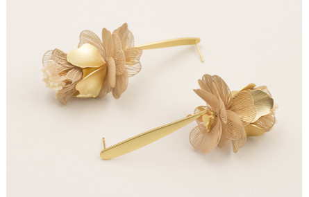 Pendientes perno daga dorada mate con flores alamb