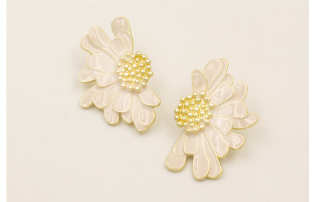 Pendientes media flor esmaltada beige con centro d