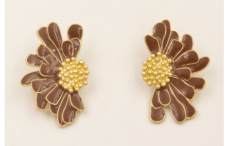 Pendientes media flor esmaltada marrón con centro 