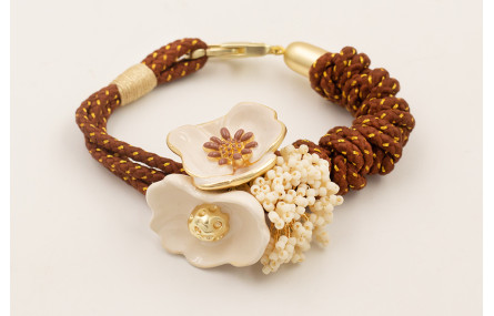 Pulsera cordón marrón con hilo dorado, flores esma