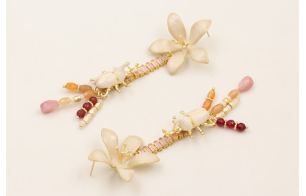 Pendientes flor esmaltada beige, cadena strass rec
