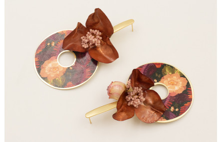 Pendientes disco flores rosas y granates, flor gra