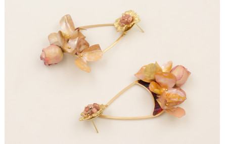 Pendientes flor dorada mate con burruño de turmali