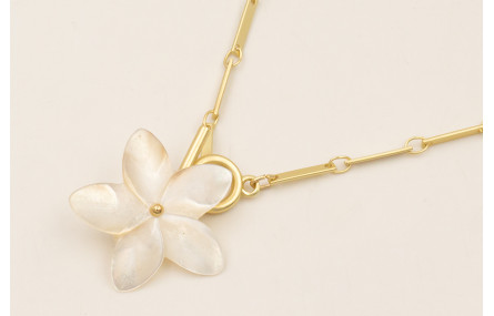 Collar cadena listones dorado mate con flor de nac