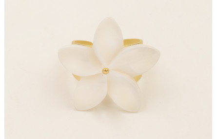 Anillo flor nacar blanca.
