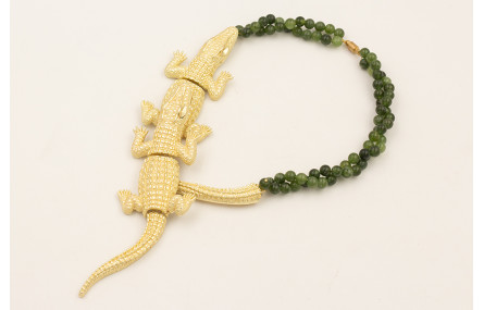 Collar bolas verdes retorcidas y  2 cocodrilos dor