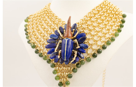 Collar de malla con escarabajo azul y marrón, gota