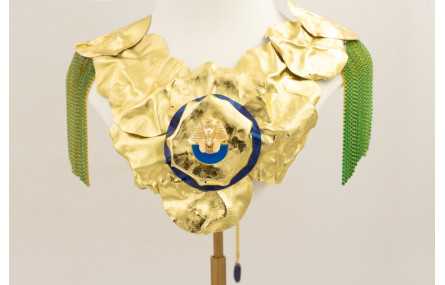 Collar discos de lentejuela dorados con hombreras 