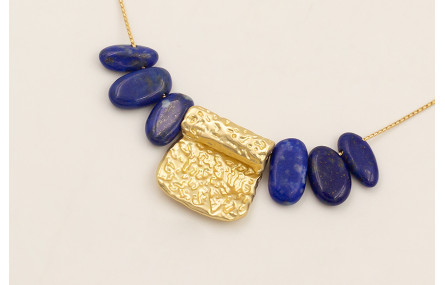 Collar cadena fina dorada con gotas lapislazuli y 